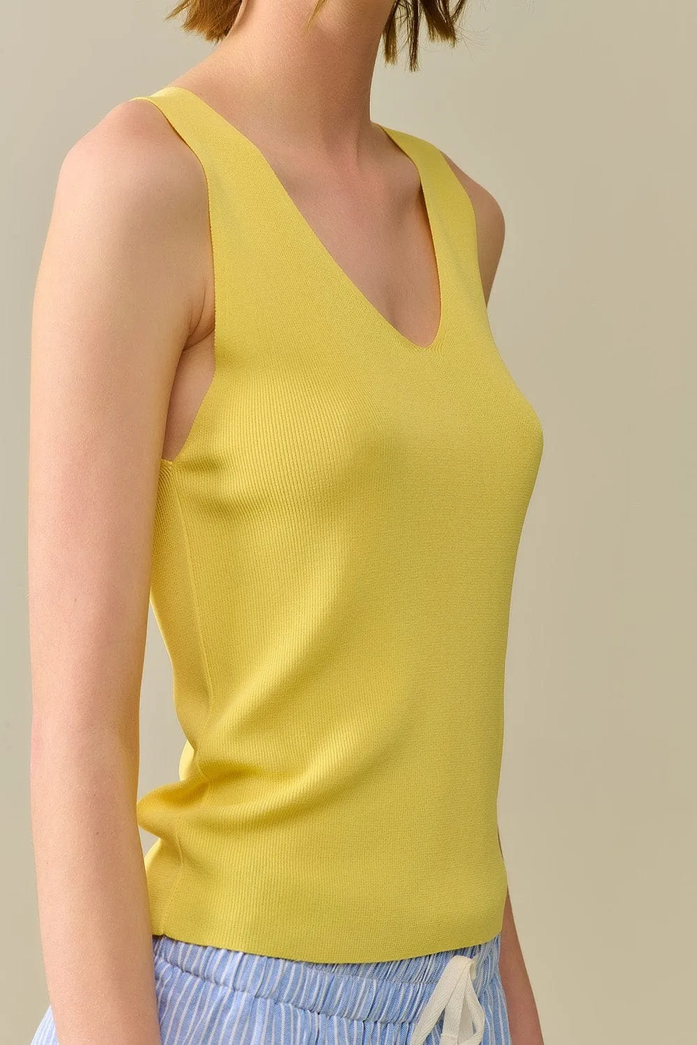 Yelow Sleeveless Fine Knitted Top With V-Neck